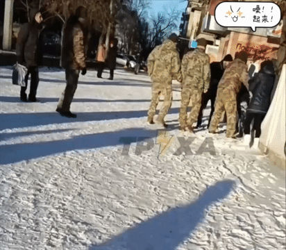 乌克兰女人的无奈。冰天雪地，一对夫妇在大街上走着，遇到几个征兵委员会的，马上围起