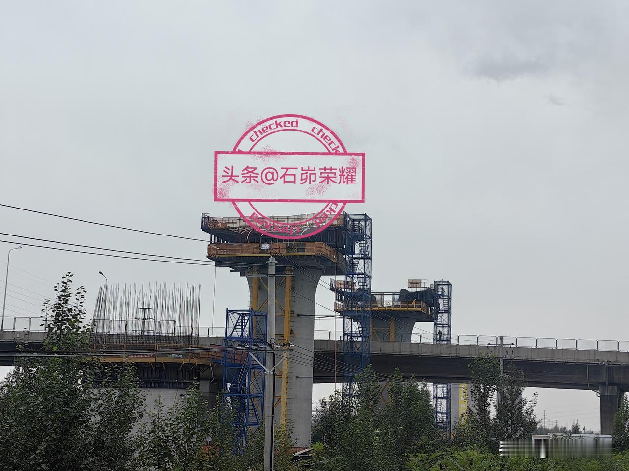 延榆高铁闫庄则跨包西立交特大桥最新进展来了
项目位于榆林高新区南区，该特大桥属于