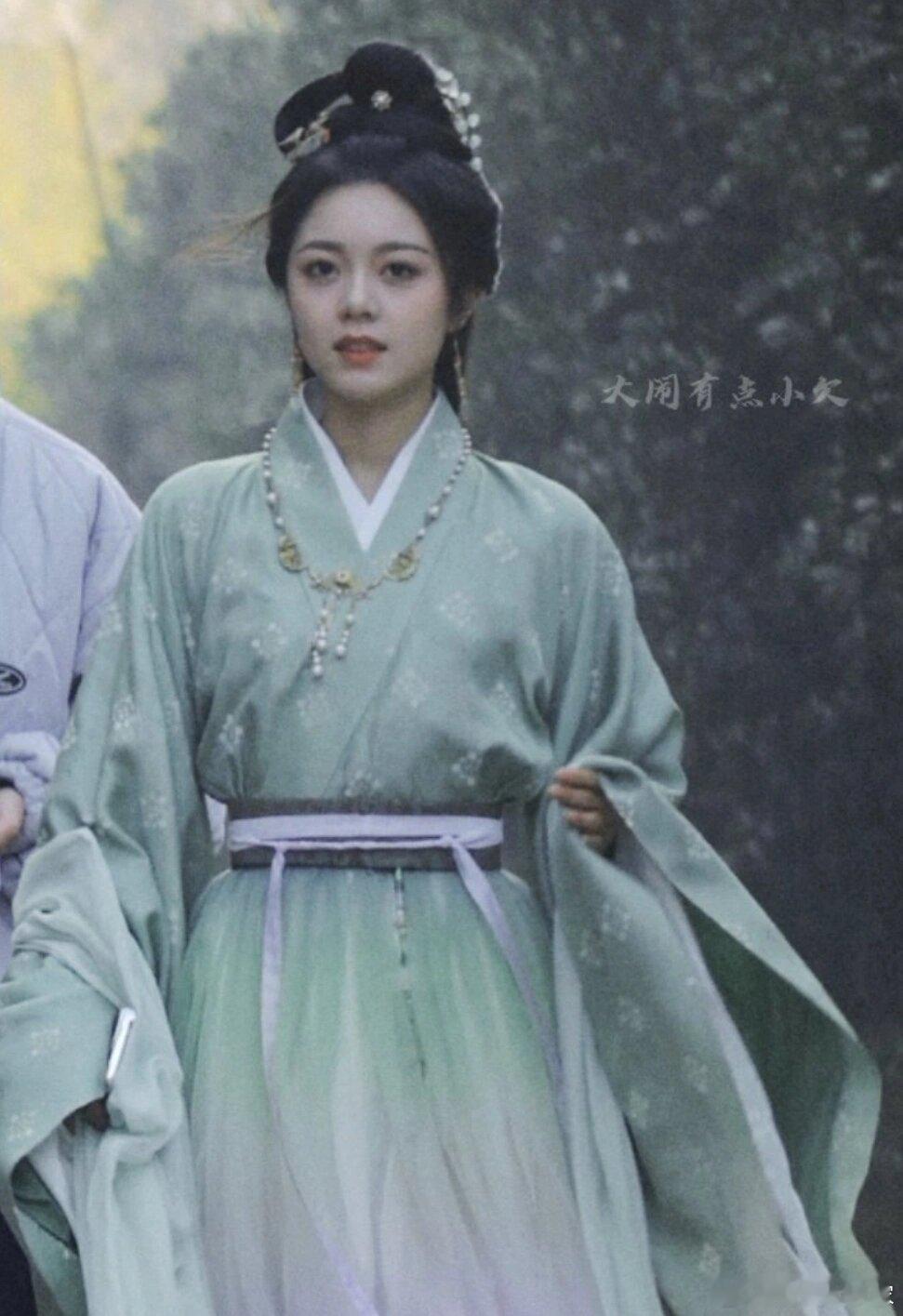 赵今麦这身好好看度华年男女主服装真不错！ ​​​