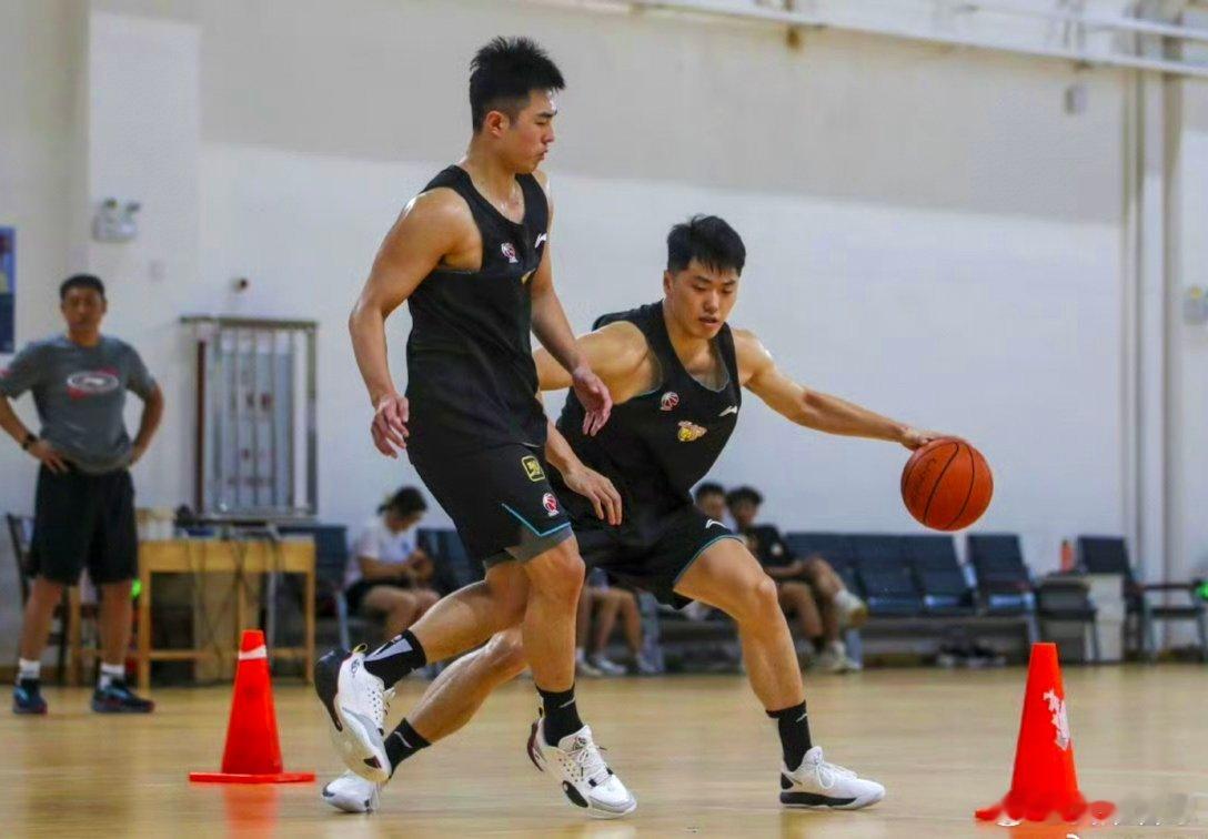 山东男篮官宣三人离队，山西男篮也和邢志强协商解约了，CBA各队正在进行阵容优化换