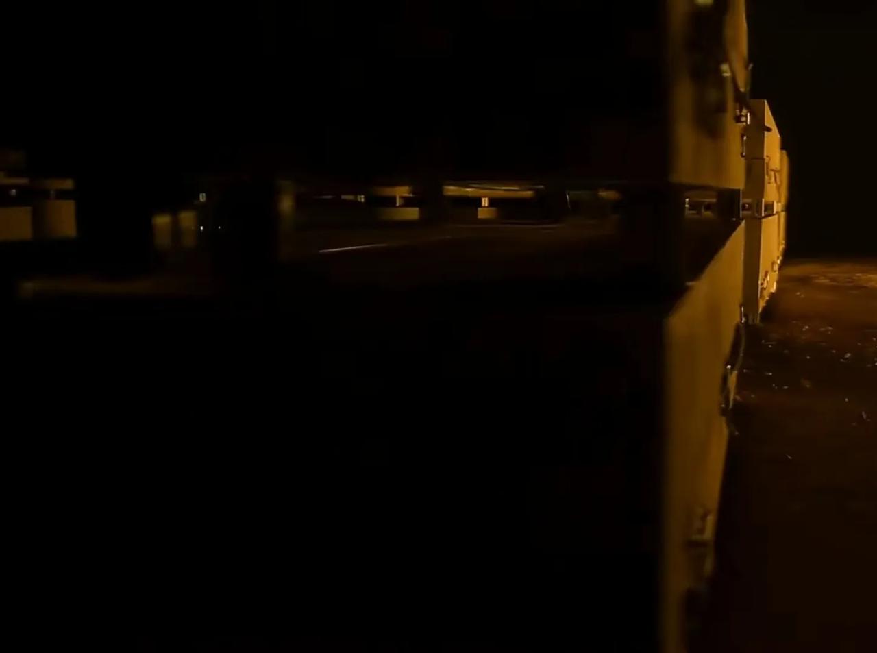 伊拉克什叶派民兵展示自己的地下武器库，储存了大量无人机和其他弹药。这种展示，是伊