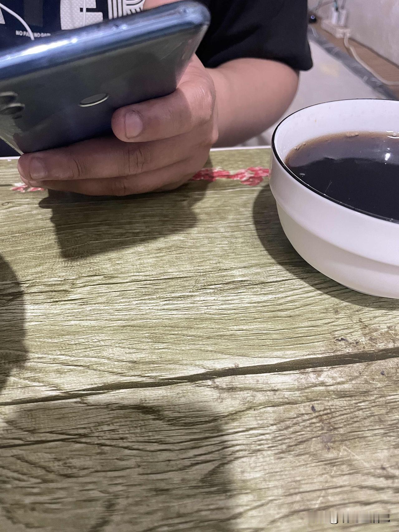 你会笑话那些吃完饭打包的人吗勤俭节约一点也不丢人吧？为什么要笑呢。