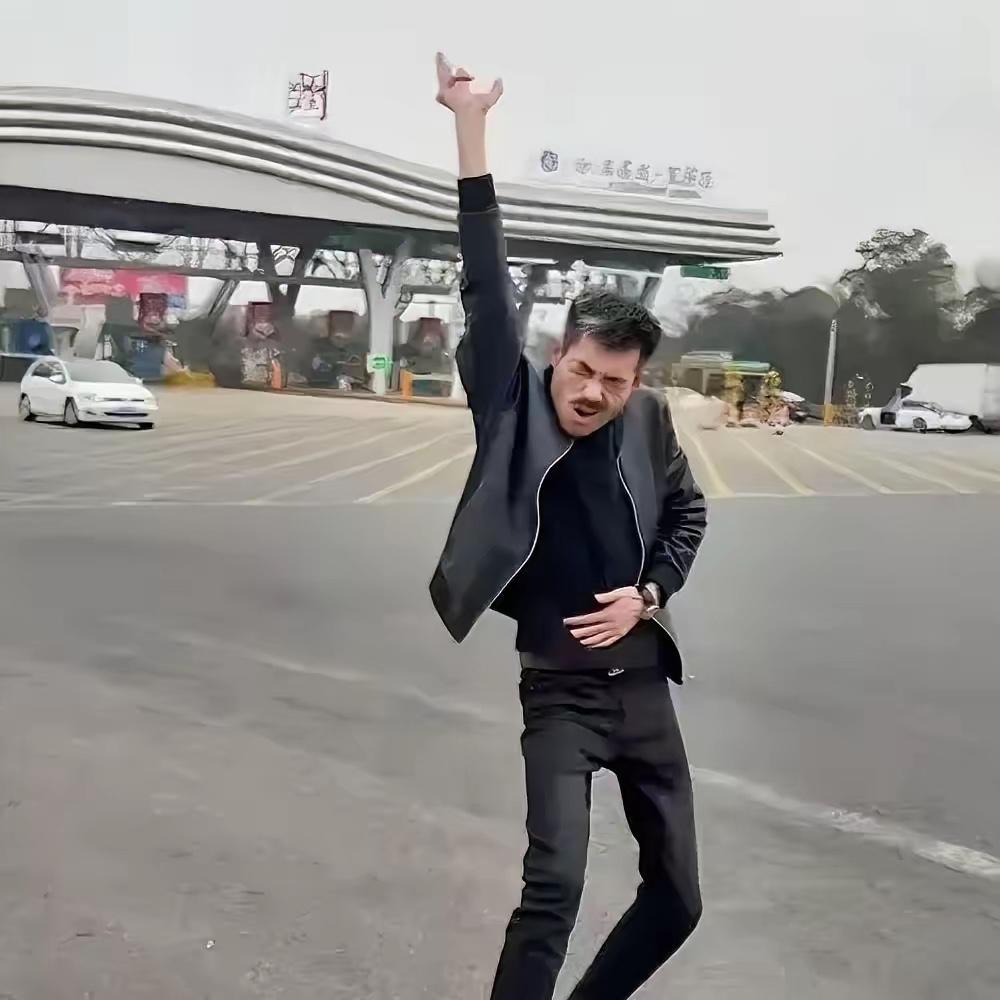 阿四真名叫陈志远，去年还在义乌档口搬货。
​今年穿黑西装叼牙签，一句良心论刷屏。
