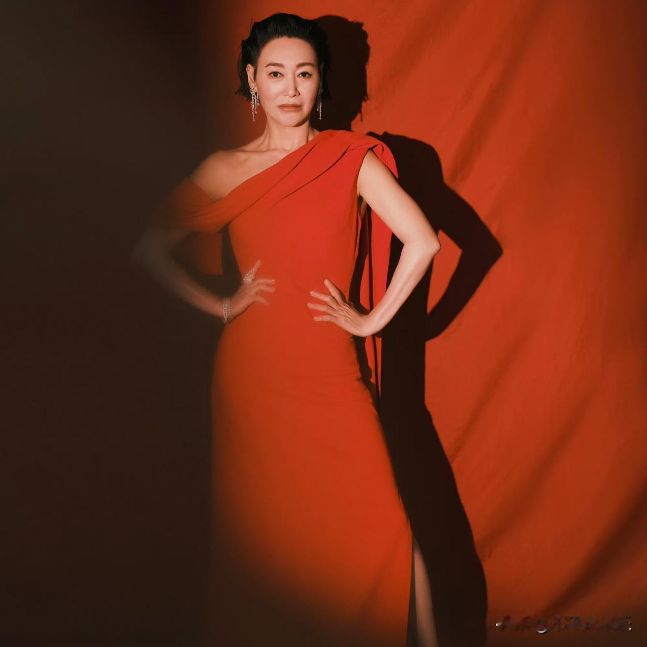 第44届香港金像奖红毯上，65岁的惠英红一袭定制红裙登场，瞬间成为全场焦点。利落