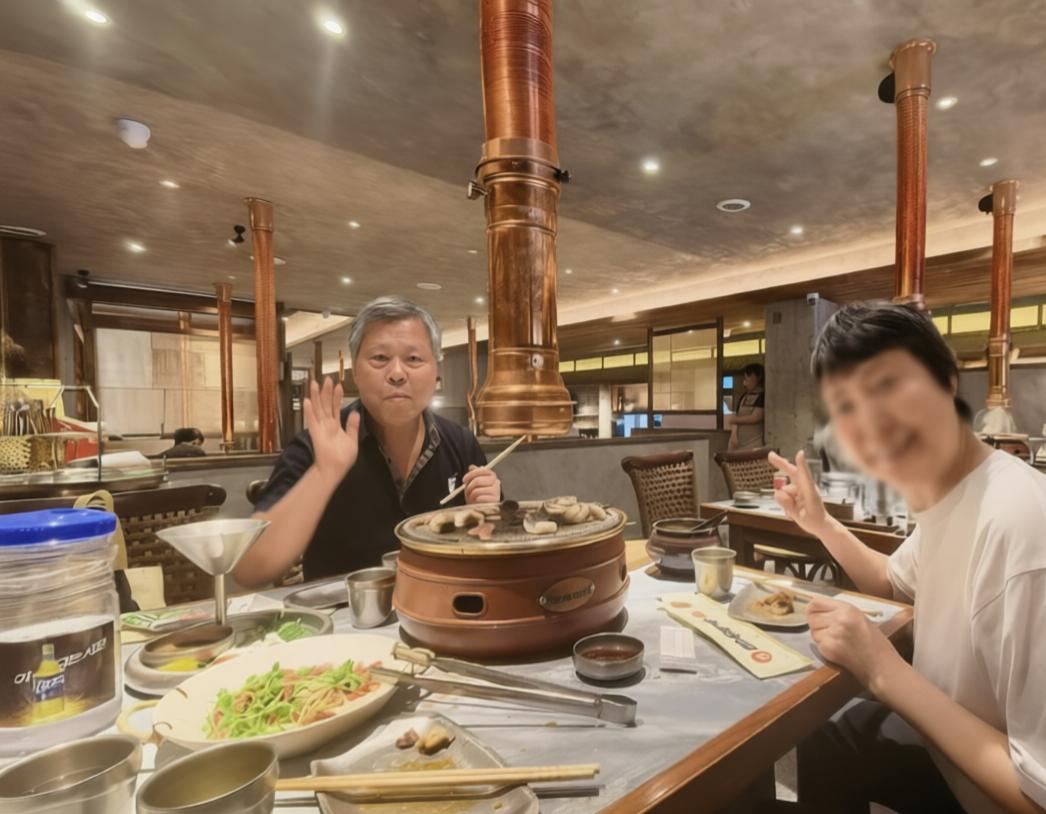我哥这次从英国伦敦省亲，第一站到的“大都”，第二天去八宝山给他老爸老妈献花祭奠，