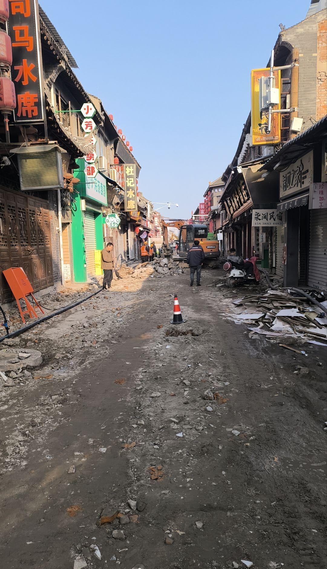洛阳市丽景门里的北大街又开始改造地下管网和地面了 ​​​