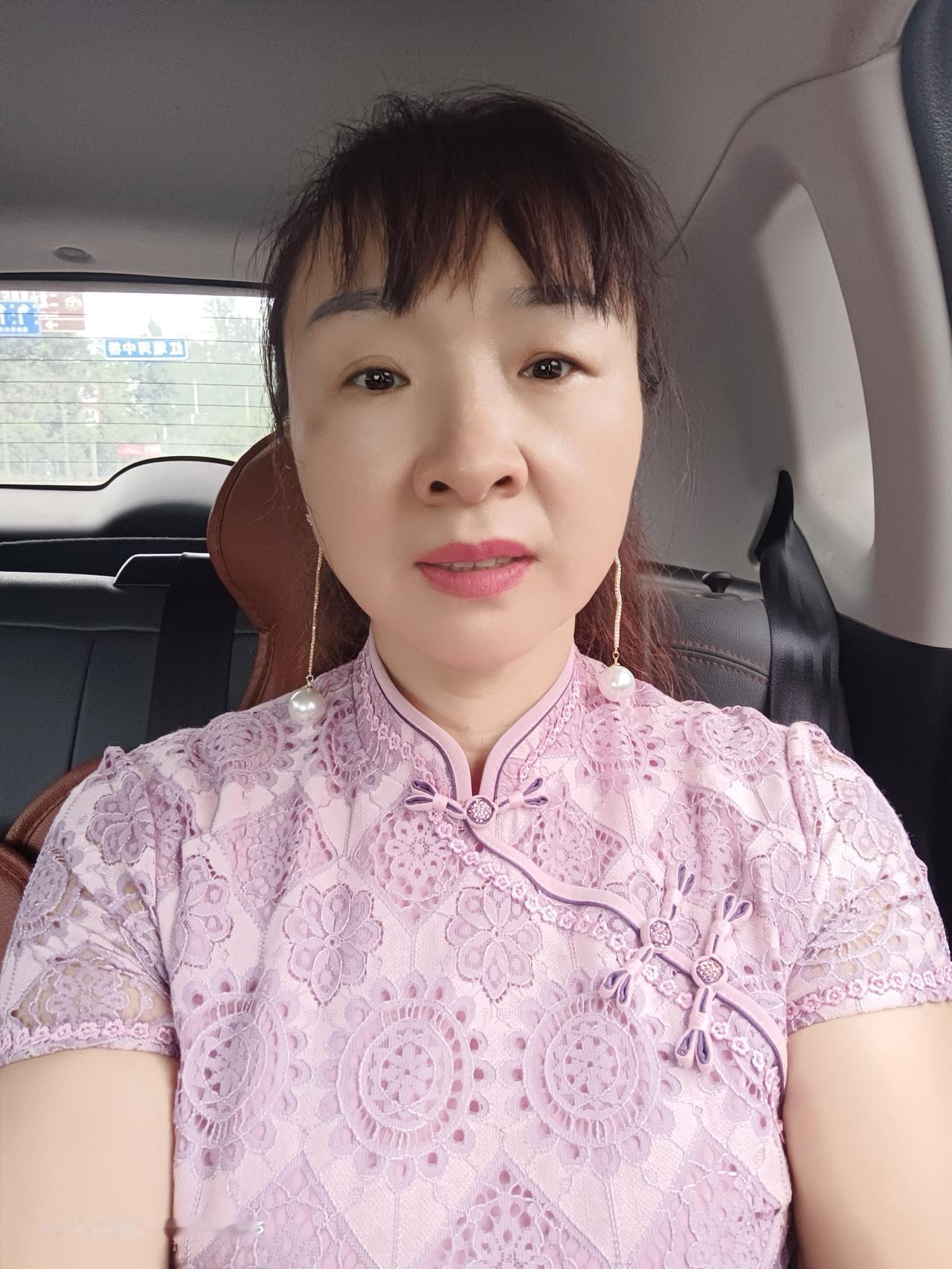 常年辛苦做工，双手干裂粗糙，满是生活痕迹。一根糖葫芦，治愈所有疲惫。
家人平安，