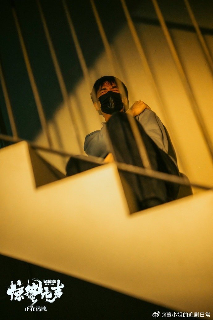 朱一龙这里不让打车朱一龙抓空气这段也太好笑了，晃悠晃悠，还以为在打taxi，幂姐