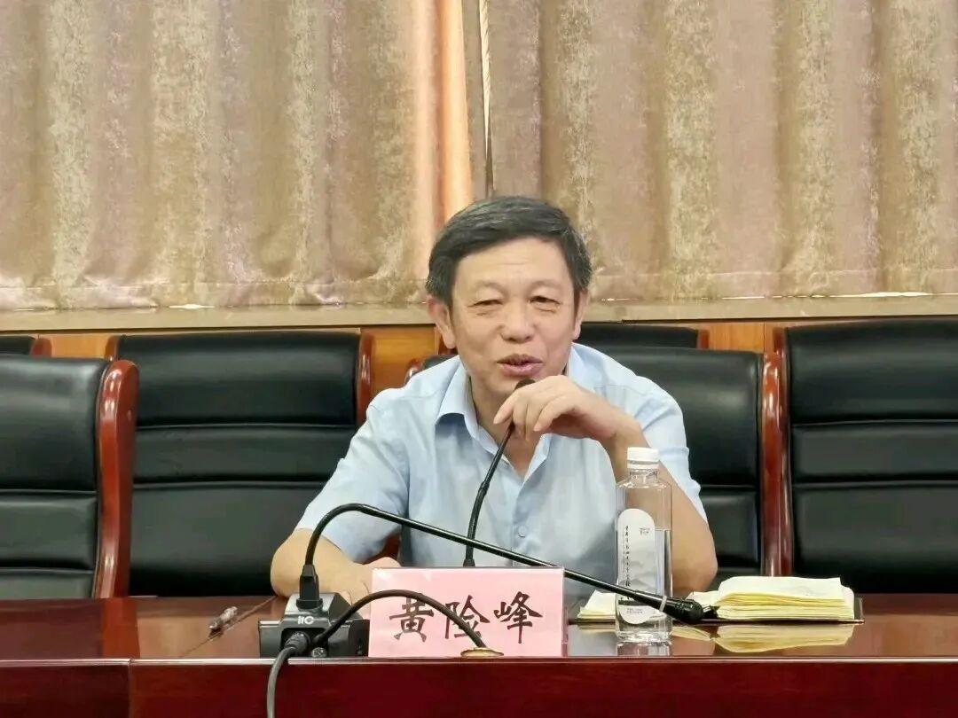 重庆市优秀党政领导
法制教育先进个人
重庆市中小学骨干校长
万盛经开区先进工作者