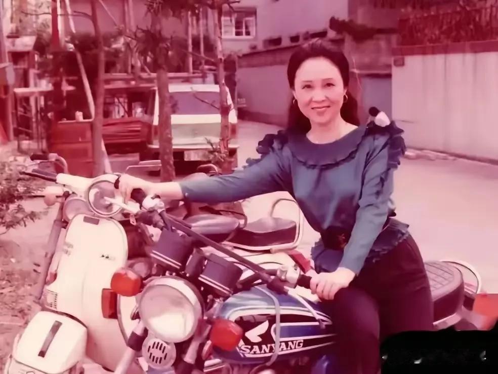 翩然而去向瑶台，露寒秋风一路开。
12月11日，众明星赴台送别琼瑶