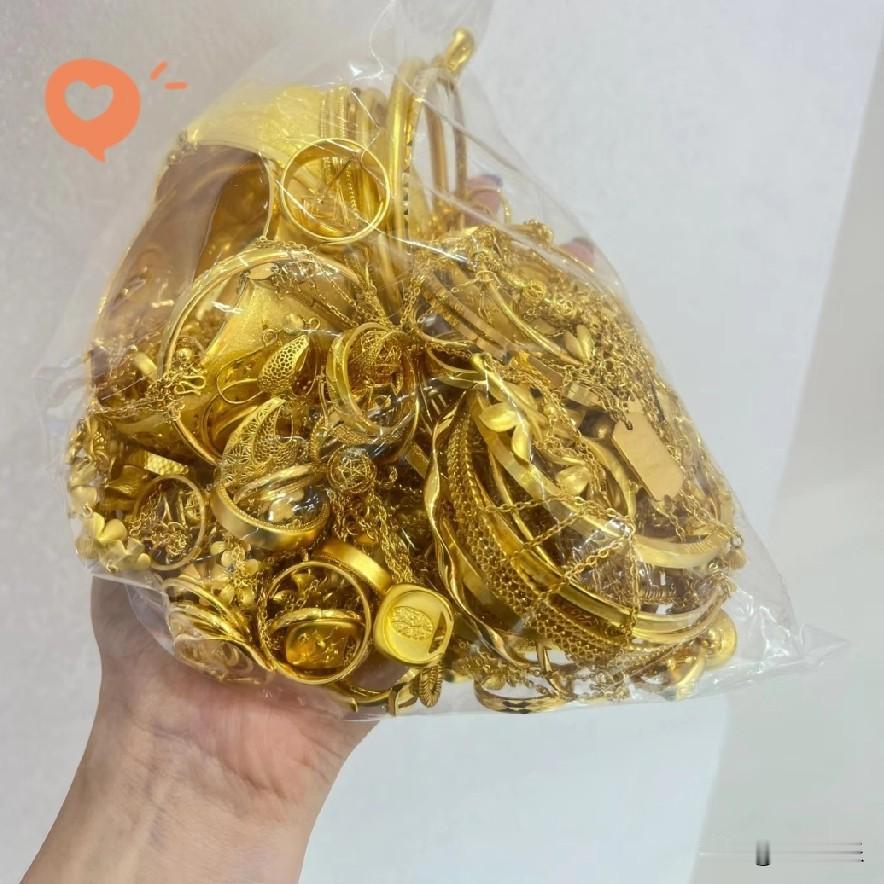 现在黄金市场真的太刺激了，涨的时候大家都跟着狂欢，觉得闭眼能赚钱，跌的时候又直呼