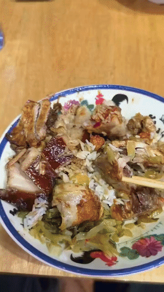 一名单身男子正坐在路边兴致勃勃的吃着猪脚饭。
结果无意间抬头一看，却看到了让他羡