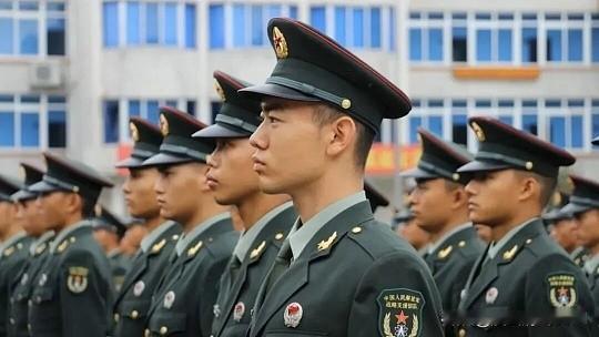 大二“考”士官是否值得，核心取决于你对军旅生活的向往程度、当前学历层次以及对未来