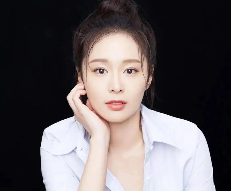 近期高叶状态松弛又忙碌。6月初她大方晒出南意海边度假照，穿比基尼大方展示真实身材