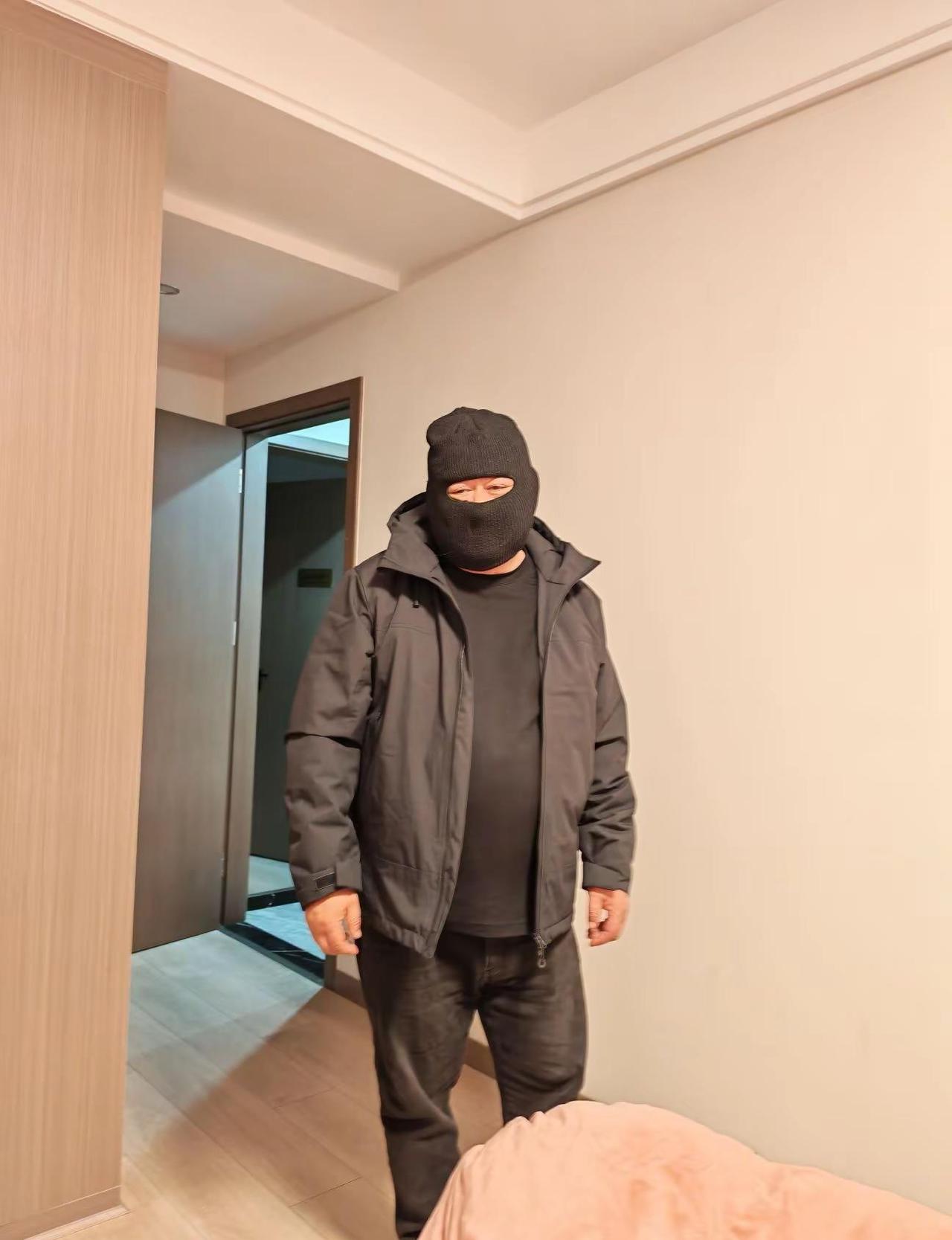 建议网上不要卖这些面罩，老年人看了容易中招，这是开了个裆？