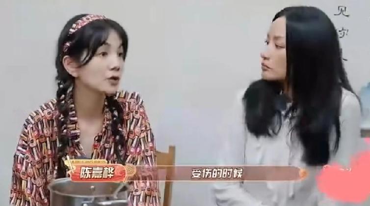 节目上吴昕问陈嘉桦有没有为好朋友做过什么感动的事，陈嘉桦说她帮任家萱交过房贷，当