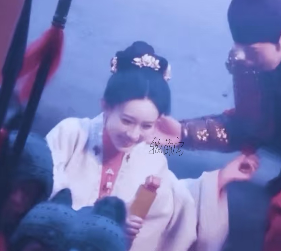 昀牵孟绕[超话]  💜 昀牵孟绕  昭昭墨墨  捡到一张妈咪笑得好开心的包浆图