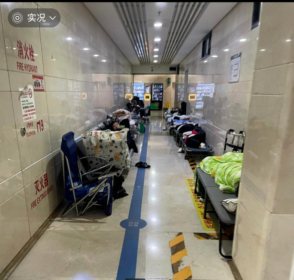 武汉这家医院的一纸通知，看得人鼻子发酸。没别的，就是允许家属夜里在走廊铺垫子睡觉