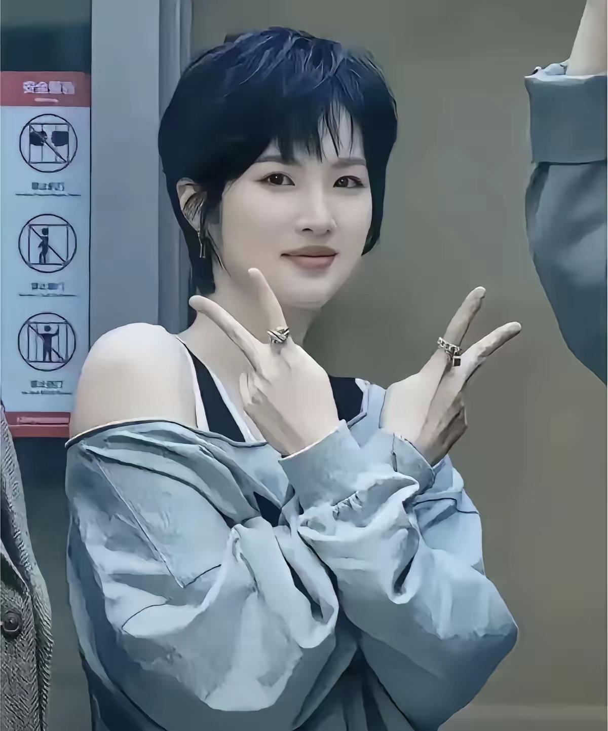 姚安娜转身回华为这步棋，说白了就是“家底厚才有得选”。
 
前几年在娱乐圈晃悠时