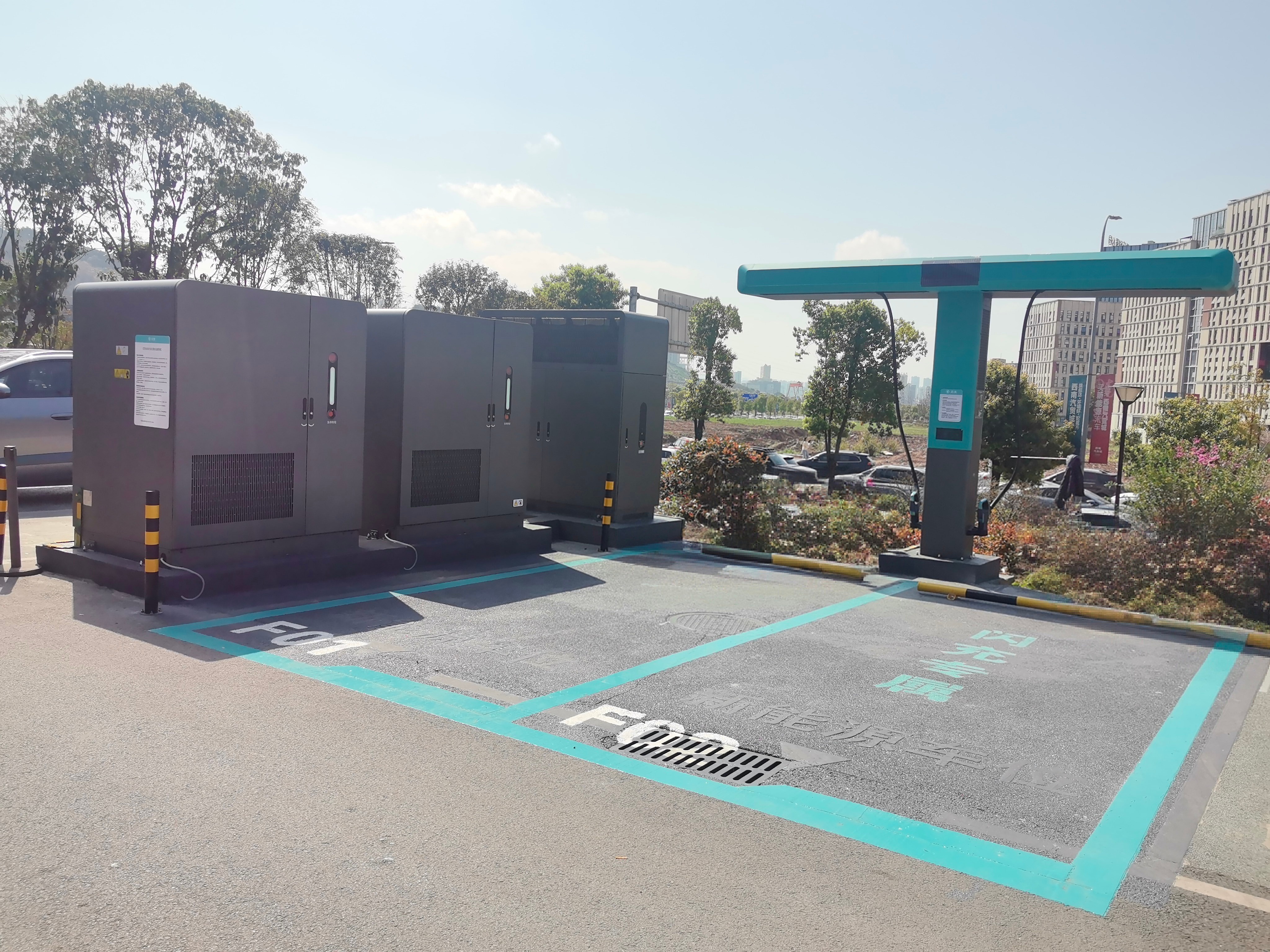 今天出门真给我撞上了：比亚迪那套新一代“闪充桩”已经在全国到处冒出来了，那个闪充