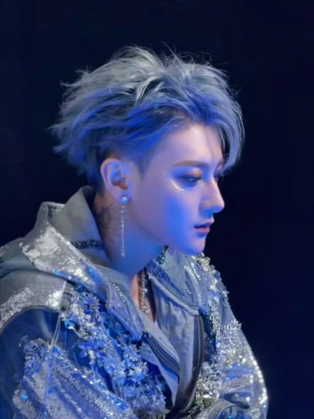 看一晚上都没发现又是一条这么长的耳坠子黄子韬未来纪元巡回演唱会杭州站