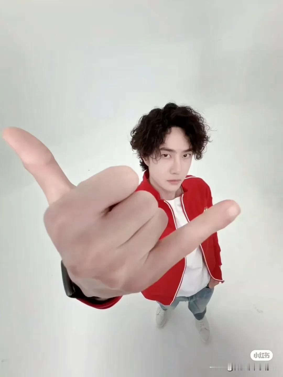 新年第一天，王一博的Official发文祝大家新年快乐。
注意看图4,手中的书上