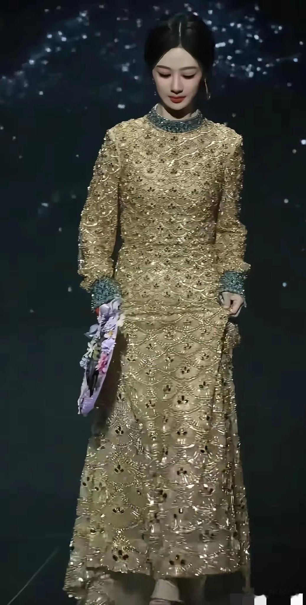 意料之中，杨紫的这个造型被网友喷的体无完肤！说她穿这个裙子显得太胖，从上看到下身