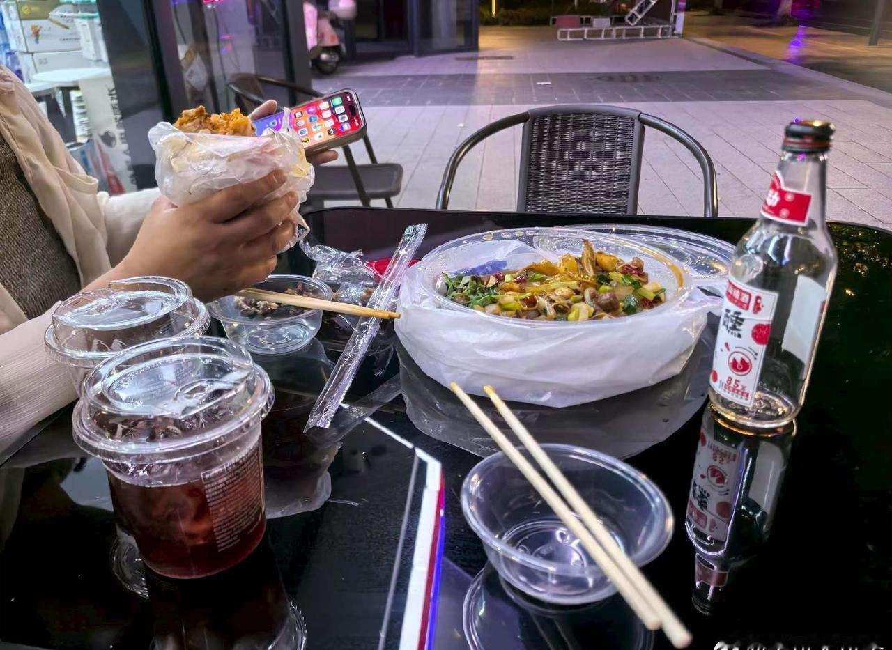 人生感悟[超话]人生最惬意的生活就是一瓶酒一碗拌菜，两个人微醺请对我说[超话]打