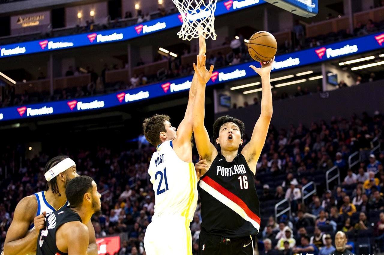 杨瀚森又被扳了，虽然在上场遭遇战，开拓者以127:123的战绩成功击败了勇士这支