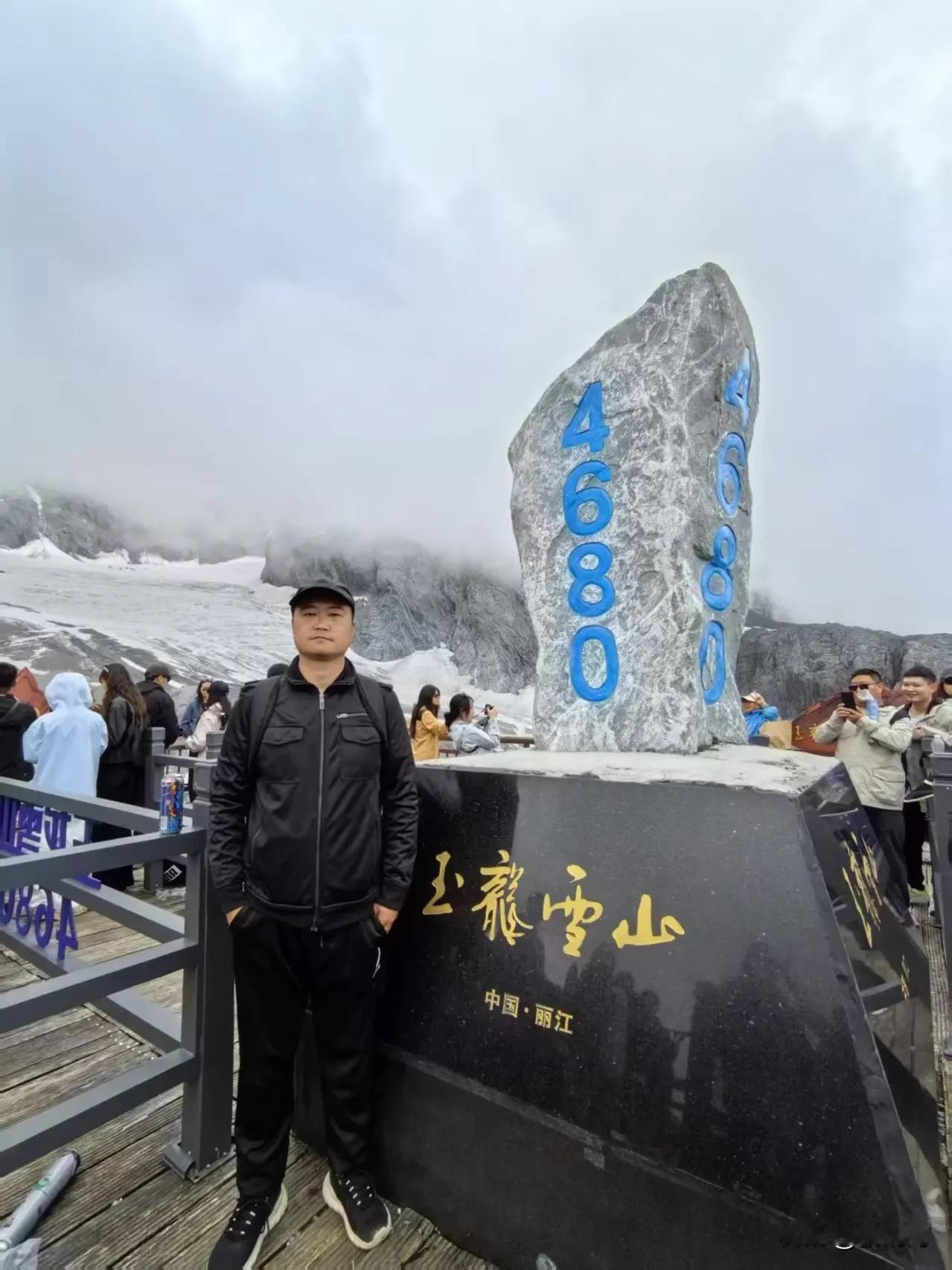 夏天就不要来玉龙雪山了，看不到雪，只能看人，摆渡车排队，缆车排队，出了缆车就是个