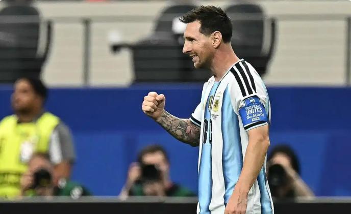 梅西是‌2026年美加墨世界杯‌第一个罚丢点球的球员。在6月23日进行的小组赛J
