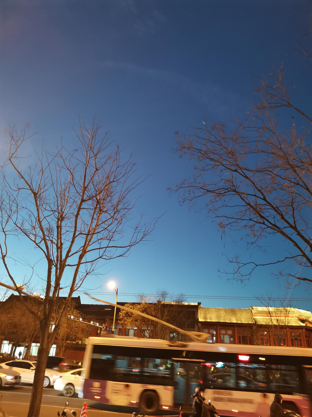 “人与人之间最舒服的关系，是用真心对待每一个人，但又不执着于任何一个人。
做个温