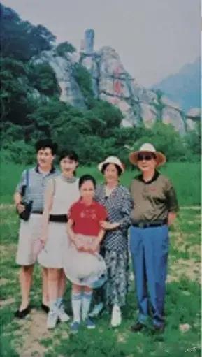 这是1997年夏天，李鹏夫妇与女儿一家三口的合影

站在最左侧英俊帅气的男士为女