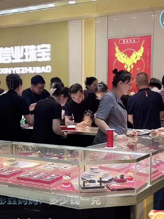 今天七夕节，天上的牛郎织女相会的日子！
牛郎给织女准备礼物没有？我们凡人不知道。