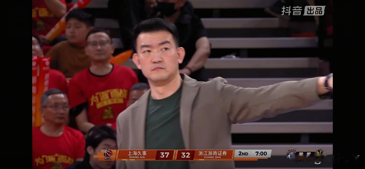 CBA总决赛G1半场比赛结束，主场作战的上海久事以54-48领先卫冕冠军浙江浙商