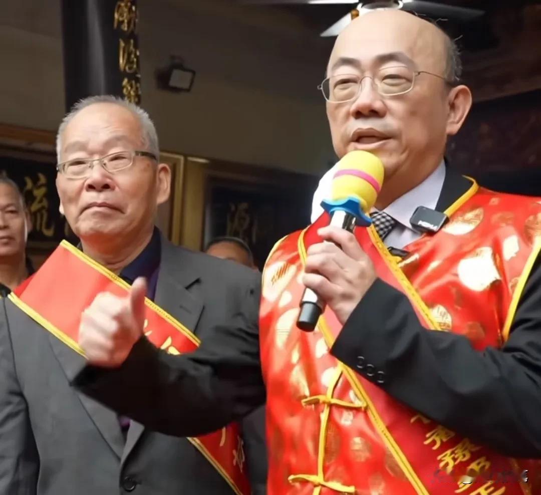 发现没有？郭正亮和这位宗亲真的长的有点相似。

回大陆祭祖的郭正亮见到同为十六世