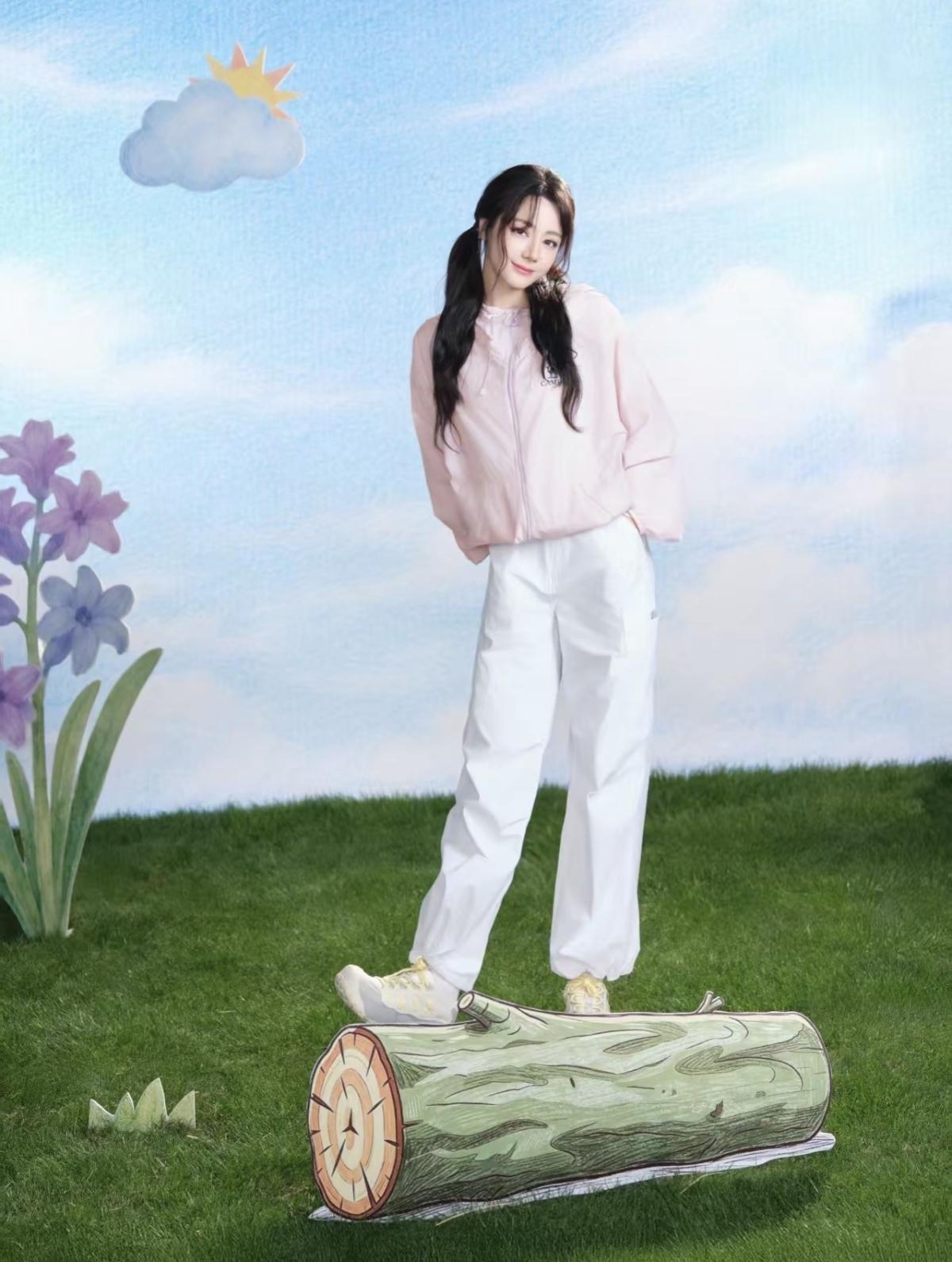 迪丽热巴的春日大片，每一帧都像童话书里走出来的[赞]谁懂啊！迪丽热巴的户外大片，