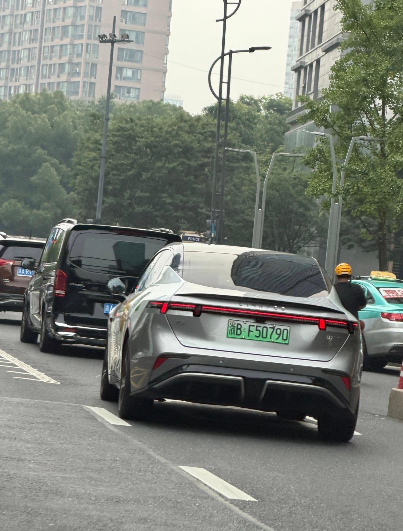 杭州的端午的仪式感是粽子给的以前觉得甜咸之争挺无聊，看见这车，突然觉得还挺有乐趣