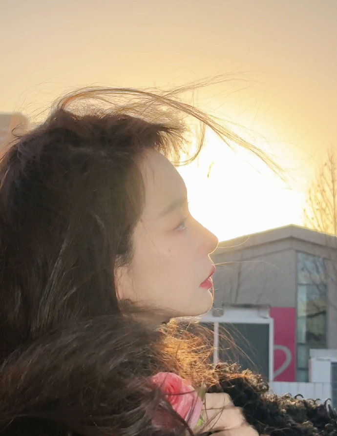 #戚薇像只慵懒的小猫咪##戚薇慵懒感#戚薇像只慵懒的小猫咪[哈哈] ​侧颜也很绝