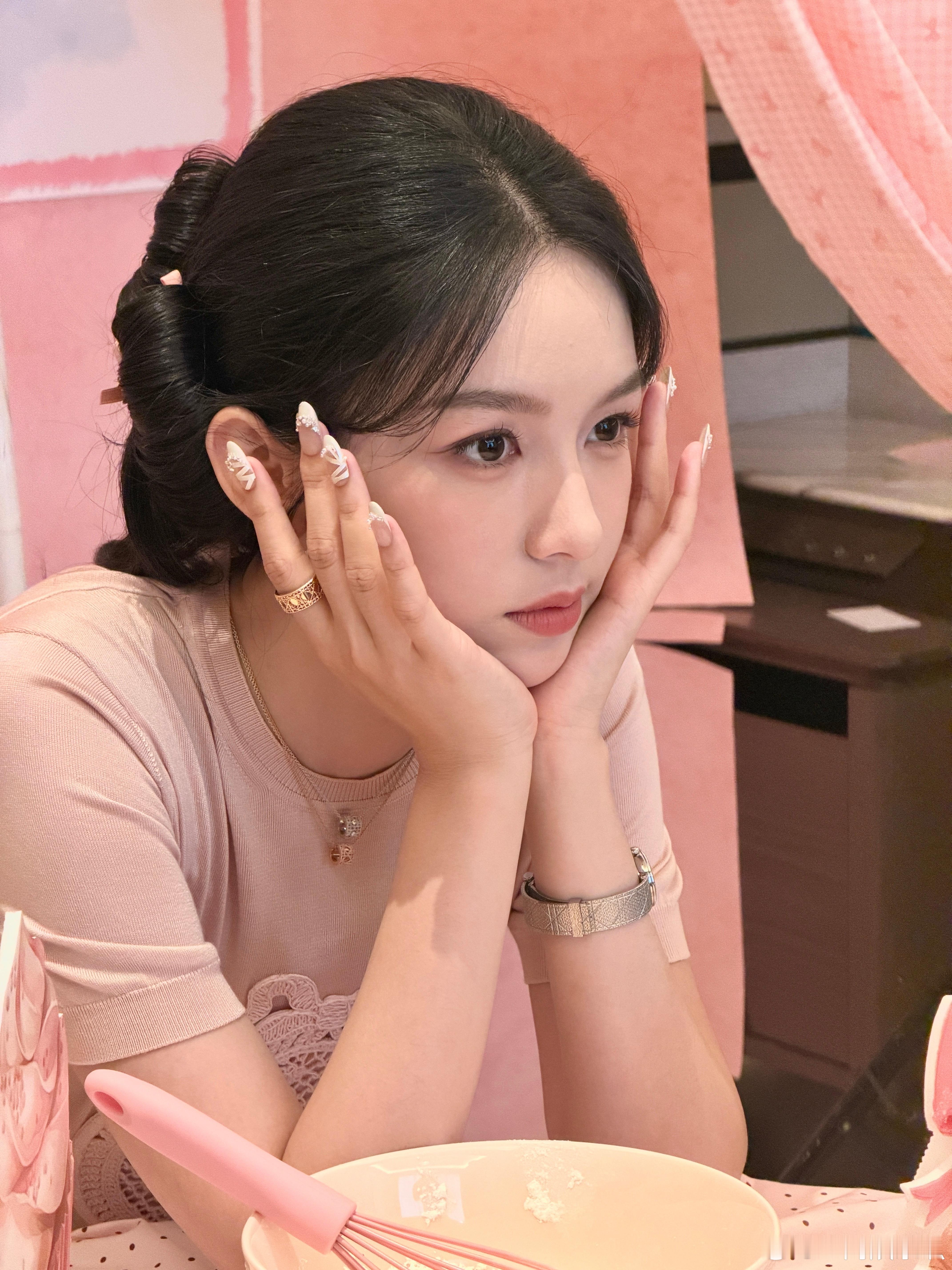 周也托脸杀周也托脸杀好可爱 救命！周也这组live图的托脸杀也太可爱了吧！粉色系