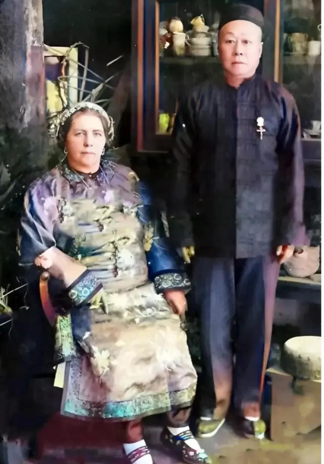1907年，一名华人男子和他的外国妻子，一张罕见的合影，仔细看会发现，男子头戴瓜