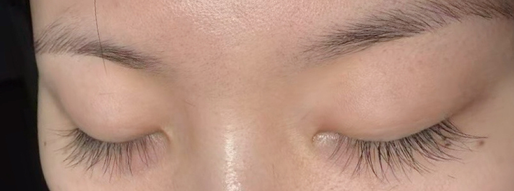 最近掌握了一项技能自己种假睫毛！！！今天第一次给朋友种 她超满意她说这在店里不得