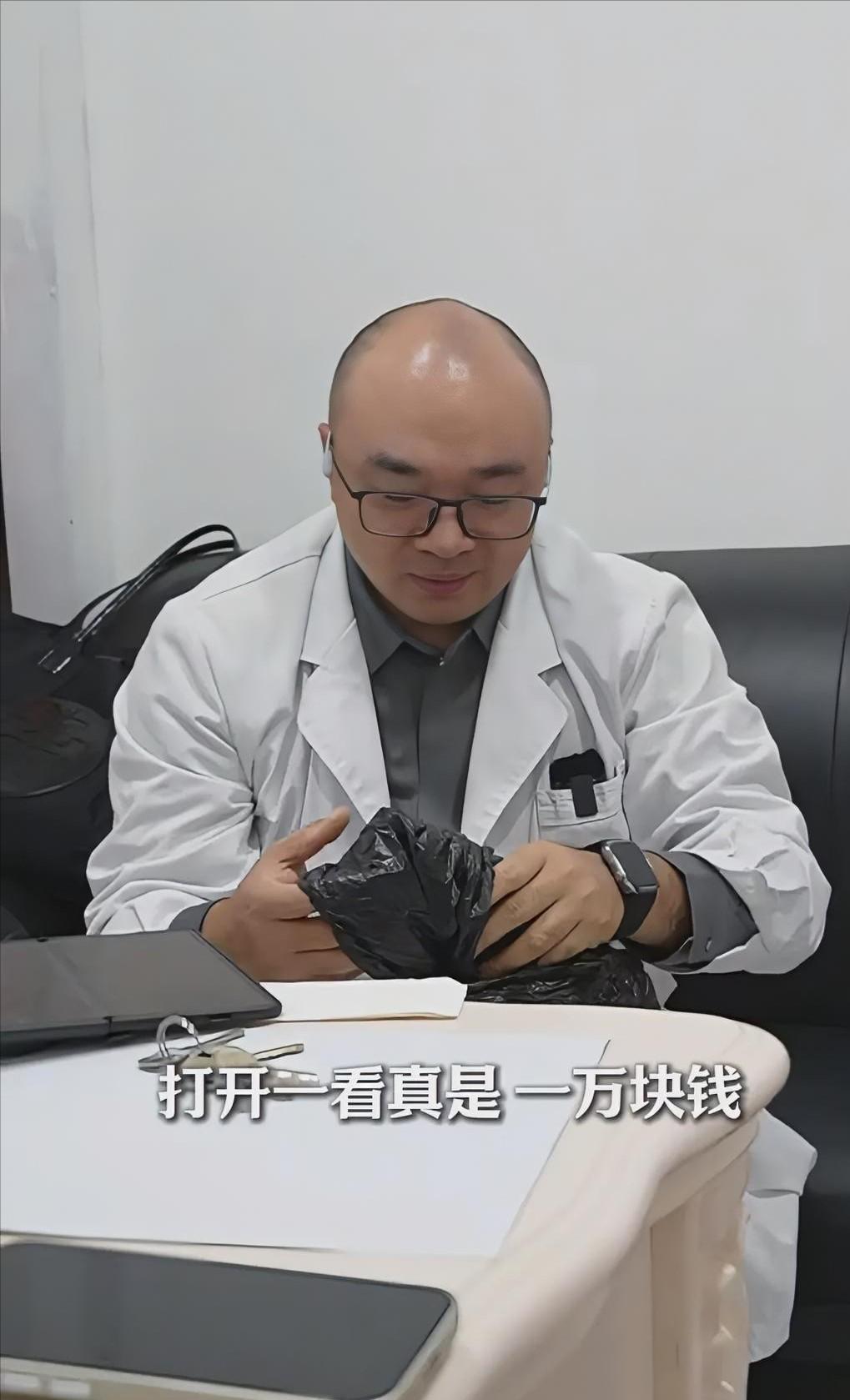 “这个医生火了！”在北京朝阳医院，有位糖足患者的家属，想着给医生送点钱，手术时医