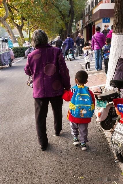 张阿姨最近总在阳台望着窗外发呆，手里摩挲着泛黄的相框——那是她和老伴年轻时在老房