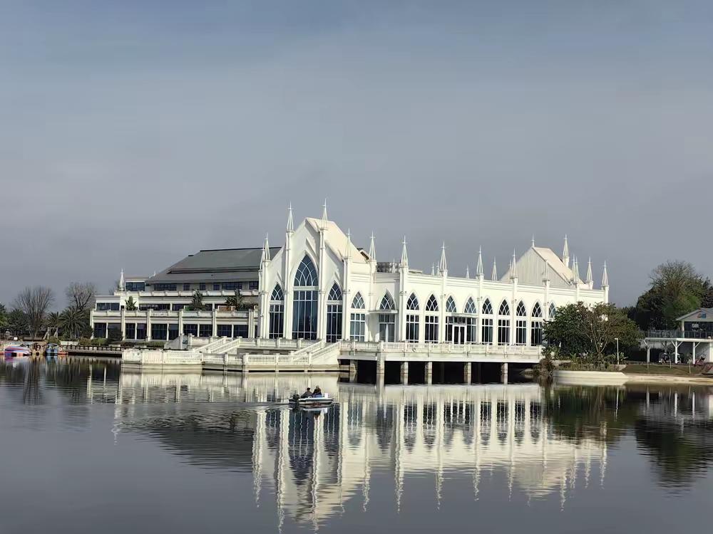 四川广汉是座历史文化名城，悠久的文化底蕴养育了广汉人的博大胸怀，谦和包容温文尔雅