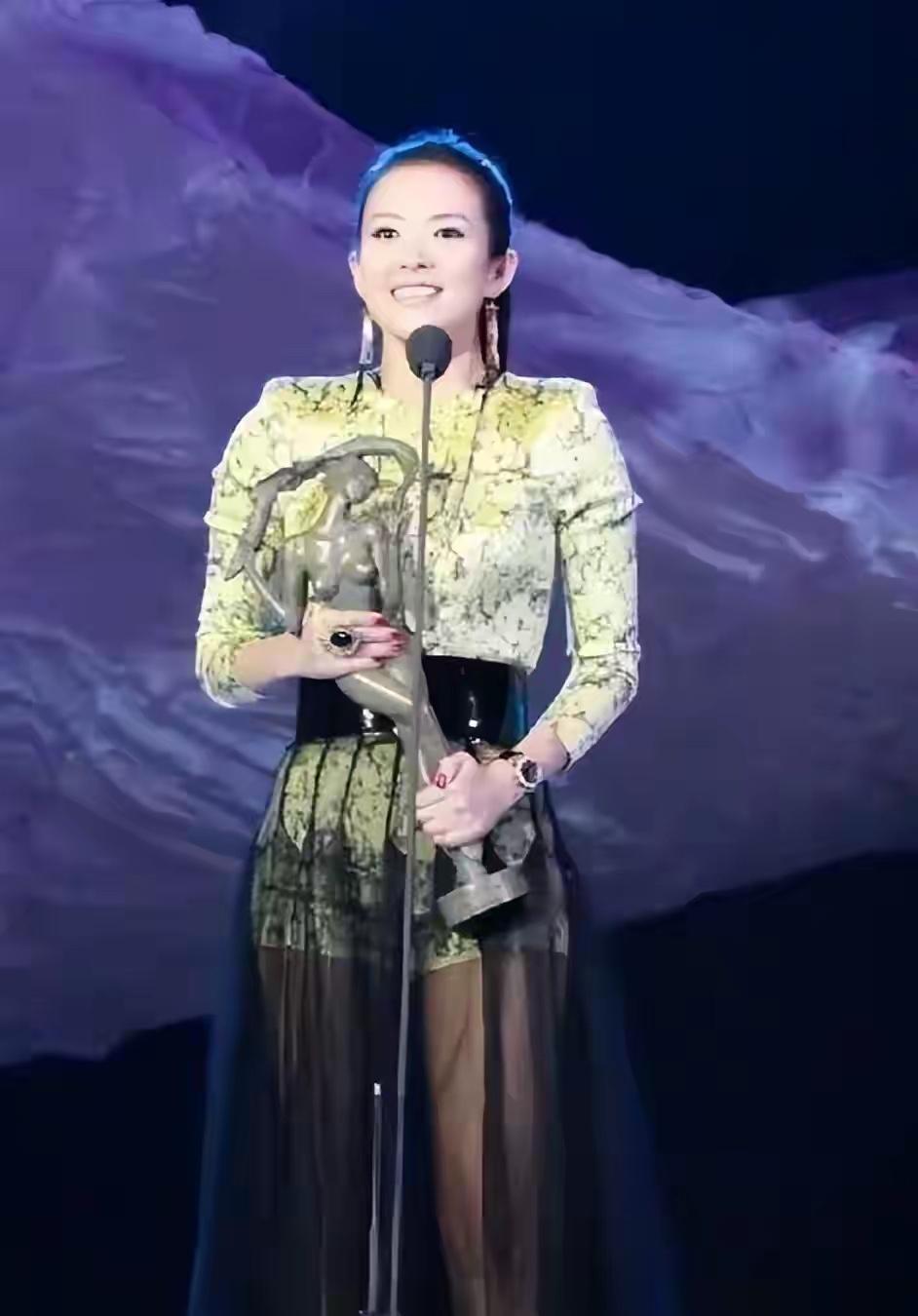 章子怡的穿搭，是媚态美最精准的表达，每一处设计都在凸显她灵动妩媚的气质，把东方女