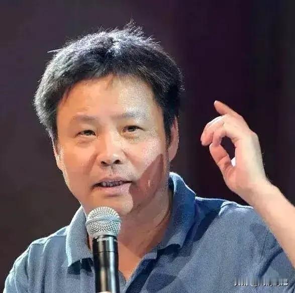 余华说：人和人交往还是少说话，克制表达欲。
平静温和就行，不自卑也别炫耀。
别为