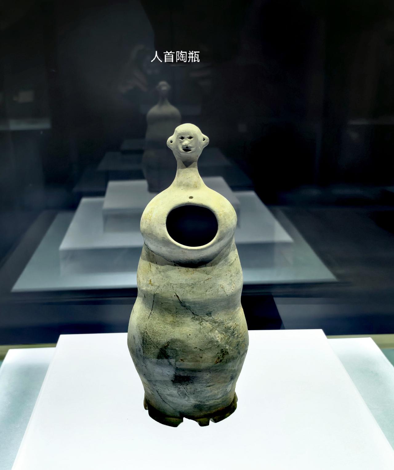 嘉兴博物馆的人首陶瓶是国家一级文物，也是该馆的镇馆之宝，被誉为“母性的陶偶”。