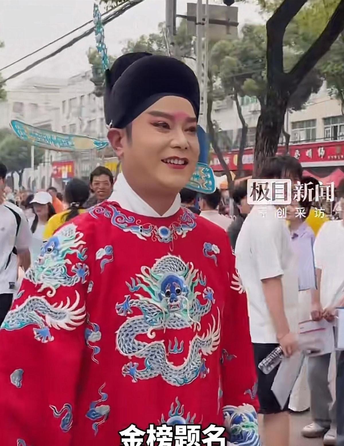 6月7日清晨，武汉新洲实验中学的考点门口，暑气还未彻底散开，一股格格不入的色彩已