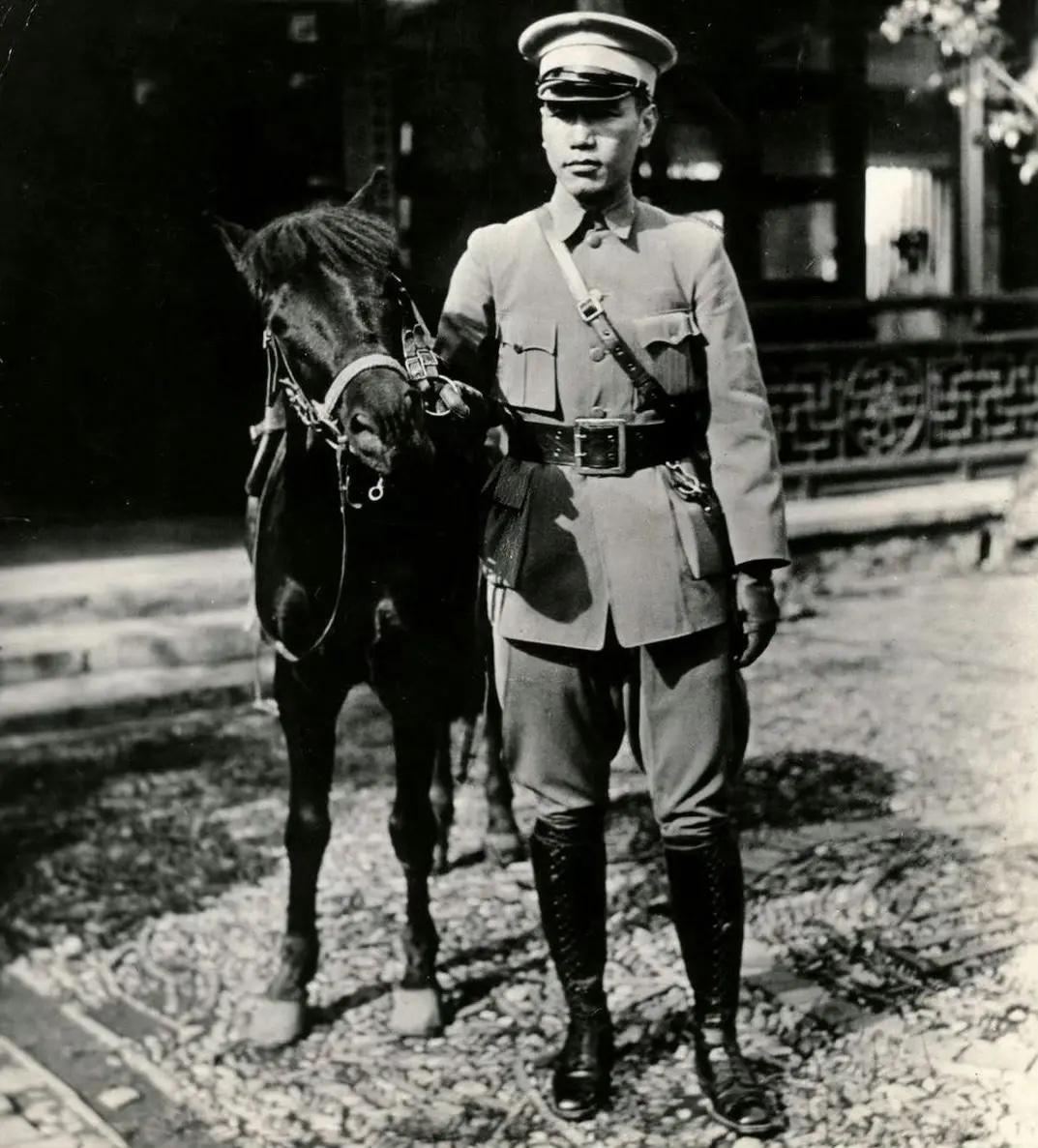 1927年，北伐时期，蒋校长与自己的爱驹“黑龙”的合影，镜头中他一身戎装，牵着马